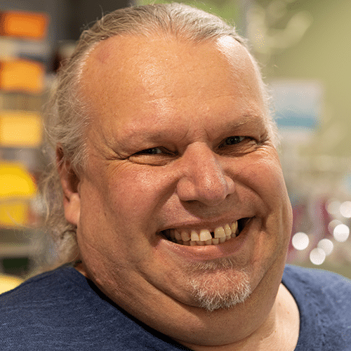 Artur Wengert, Inhaber von Papier & Co, lächelt in die Kamera